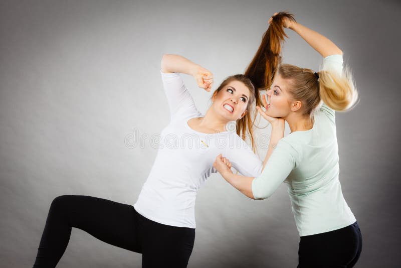 Due donne aggressive che hanno discutono la lotta immagine stock Due donne aggressive che hanno discutono la lotta immagine stock