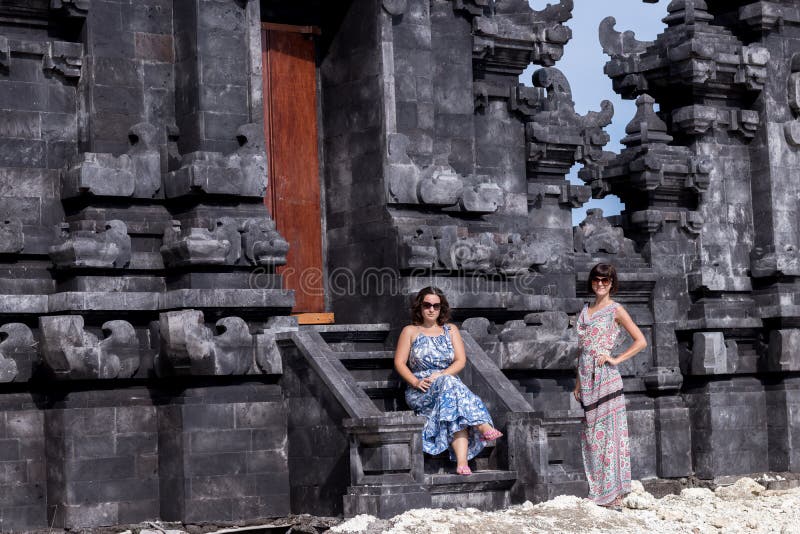 Due donne caucasiche in occhiali da sole vicino al tempio di balinese Esplori l'Indonesia, Bali immagini stock libere da diritti Due donne caucasiche in occhiali da sole vicino al tempio di balinese Esplori l'Indonesia, Bali immagini stock libere da diritti