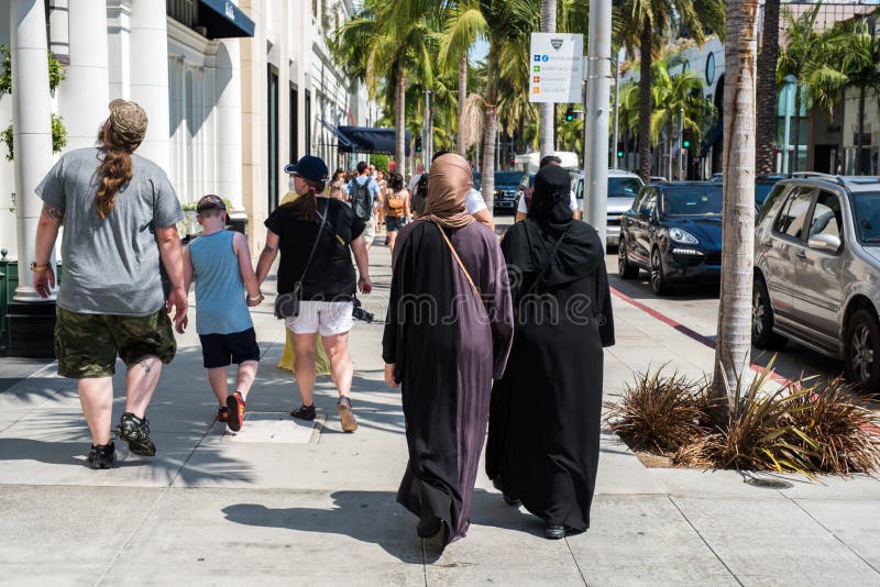 Due donne con abbigliamento islamico tradizionale in Beverly Hills immagine stock Due donne con abbigliamento islamico tradizionale in Beverly Hills immagine stock