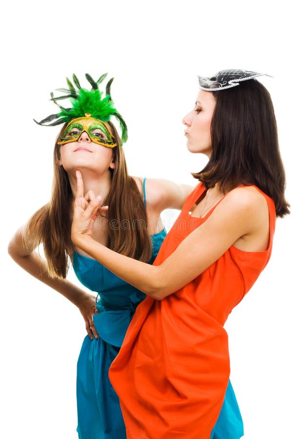 Due donne felici giocano nelle mascherine veneziane del maquarade immagini stock Due donne felici giocano nelle mascherine veneziane del maquarade immagini stock