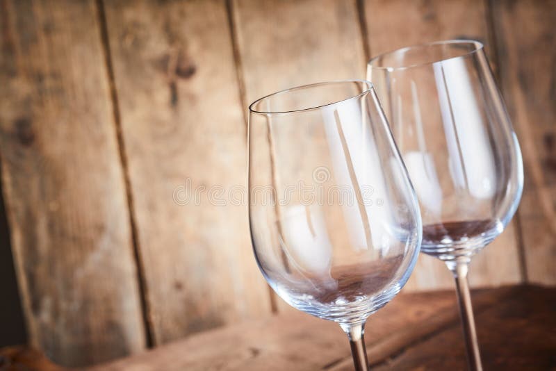 Due eleganti vini con residui di vino immagine stock