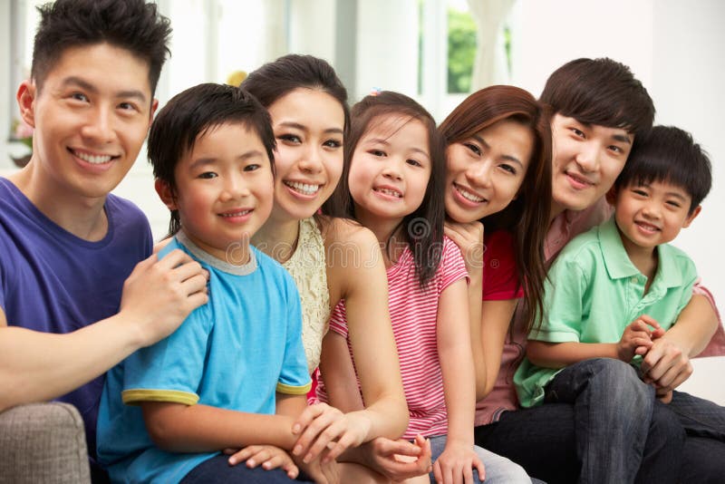 Due famiglie cinesi che si siedono e che si distendono nel paese fotografie stock Due famiglie cinesi che si siedono e che si distendono nel paese fotografie stock