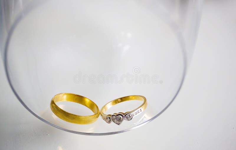 due fedi nuziali del diamante per lo sposo e la sposa con la collana della perla su fondo bianco, simbolo di nozze immagine stock due fedi nuziali del diamante per lo sposo e la sposa con la collana della perla su fondo bianco, simbolo di nozze immagine stock