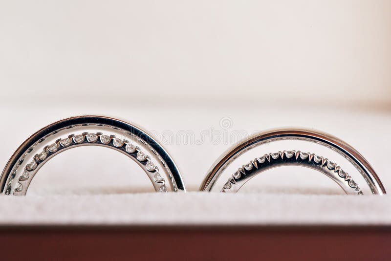 Due fedi nuziali nel segno di infinito Concetto di amore le nozze di due gemelli delle sorelle fotografie stock libere da diritti Due fedi nuziali nel segno di infinito Concetto di amore le nozze di due gemelli delle sorelle fotografie stock libere da diritti