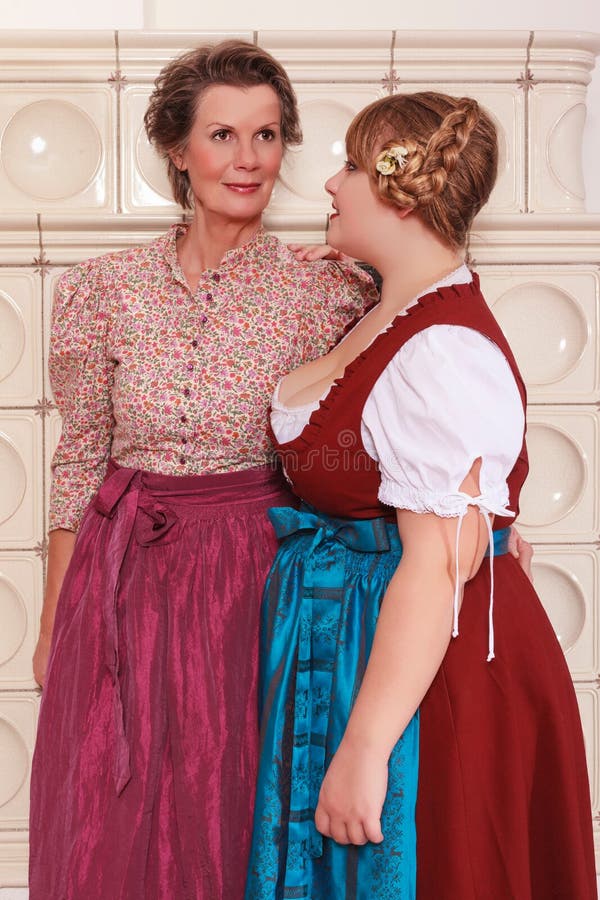 Due generazioni di donne in dirndl immagini stock Due generazioni di donne in dirndl immagini stock