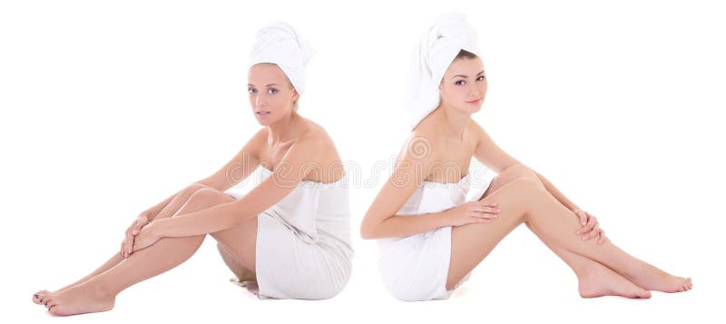 Due giovani belle donne dopo la doccia avvolta nella seduta dell'asciugamano fotografie stock Due giovani belle donne dopo la doccia avvolta nella seduta dell'asciugamano fotografie stock