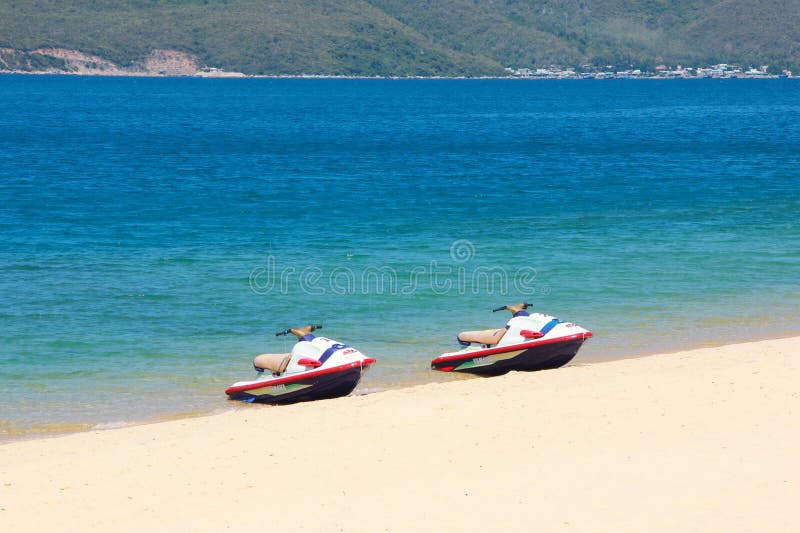 Due hydroscooters sono sulla bella spiaggia immagini stock Due hydroscooters sono sulla bella spiaggia immagini stock