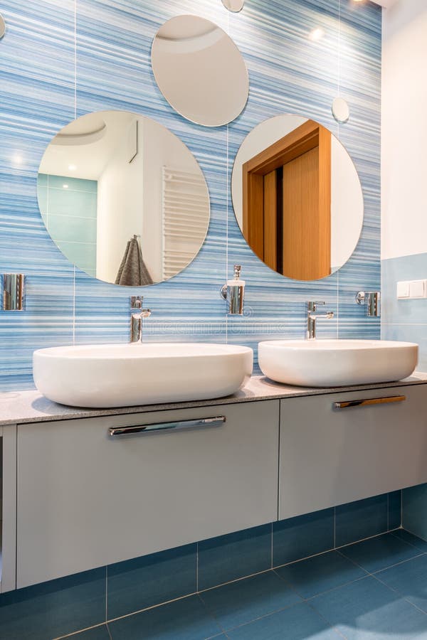 Due lavandini in bagno blu immagini stock libere da diritti Due lavandini in bagno blu immagini stock libere da diritti