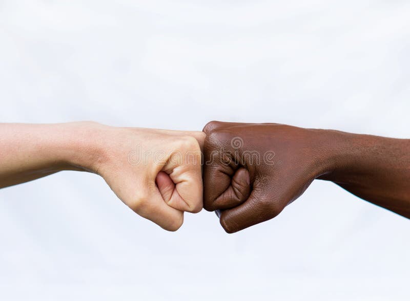 Due mani di diversi colori razziali che si picchiano a vicenda esprimendo l'accordo di vittoria. l'idea di porre fine al razzismo