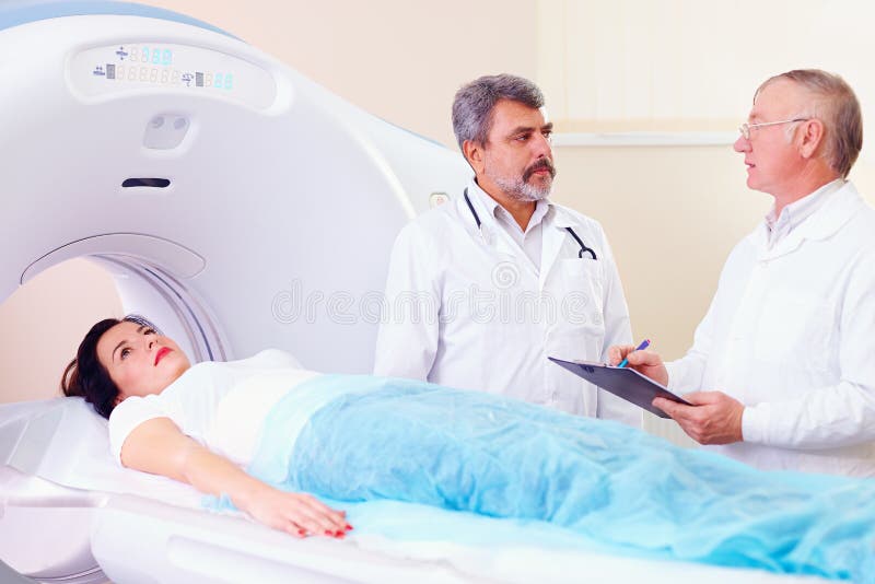Due medici che preparano paziente alla procedura dell'analizzatore di CT immagini stock libere da diritti Due medici che preparano paziente alla procedura dell'analizzatore di CT immagini stock libere da diritti