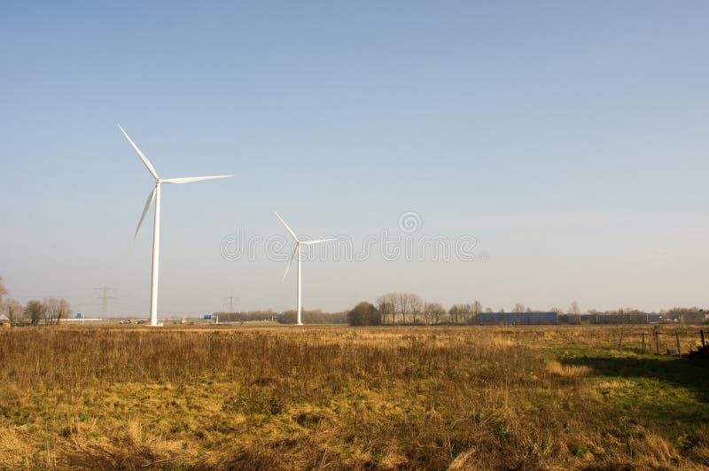 Due mulini a vento per produzione di energia elettrica immagini stock Due mulini a vento per produzione di energia elettrica immagini stock