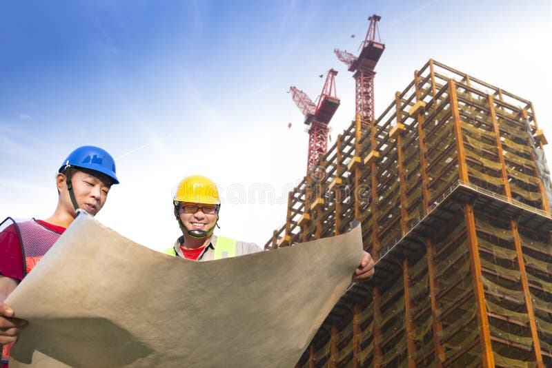 Due muratori con costruzione immagine stock Due muratori con costruzione immagine stock