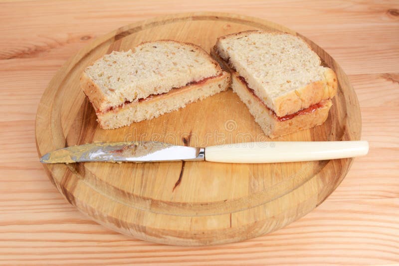 Due panini casalinghi di PB&J fotografia stock libera da diritti Due panini casalinghi di PB&J fotografia stock libera da diritti
