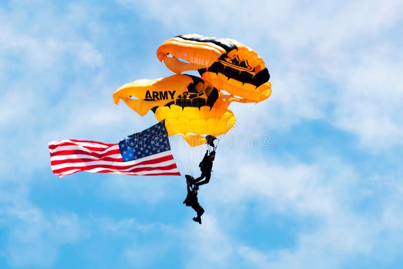 Due paracadutisti dell'esercito americano che portano la bandiera americana
