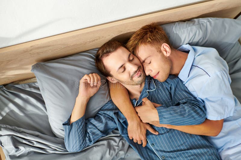 Due partner si rilassano abbracciando il letto fotografia stock