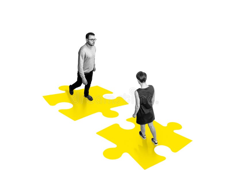 Due persone in piedi su due pezzi di puzzle gialli fotografia stock