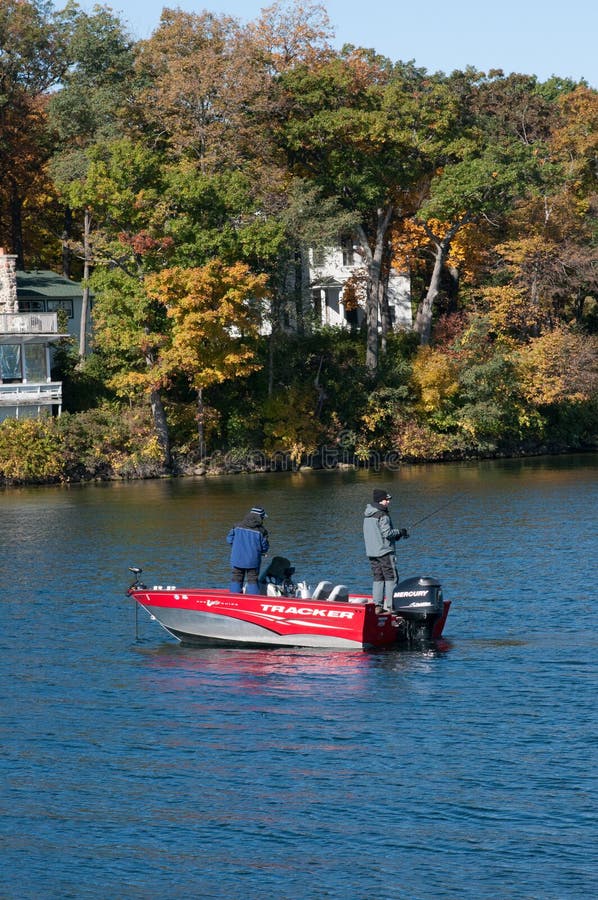Due pescatori che pescano da una barca in lago Delavan, Wisconsin immagini stock Due pescatori che pescano da una barca in lago Delavan, Wisconsin immagini stock
