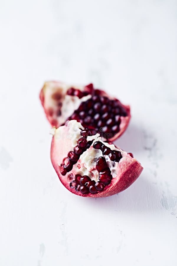 Due pezzi di melograno fotografie stock libere da diritti