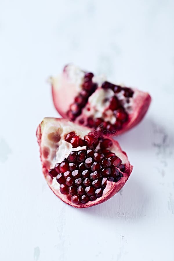 Due pezzi di melograno fotografia stock libera da diritti