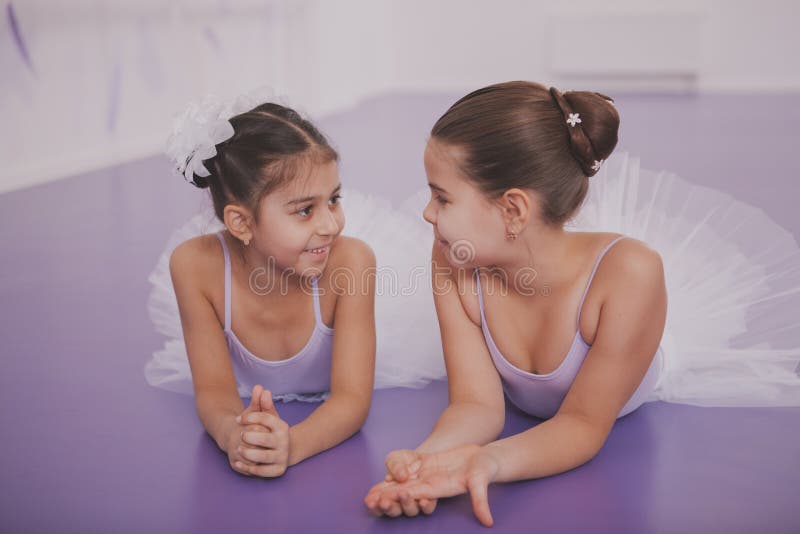 Due piccole ballerine che parlano dopo la lezione ballante immagine stock libera da diritti Due piccole ballerine che parlano dopo la lezione ballante immagine stock libera da diritti