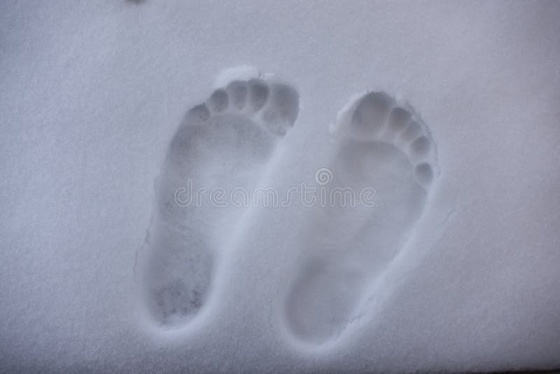 Due piedi nudi sulla neve bianca fresca fotografie stock Due piedi nudi sulla neve bianca fresca fotografie stock