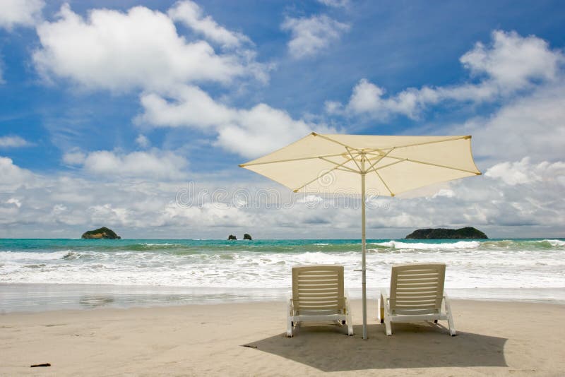 Due presidenze alla spiaggia immagini stock libere da diritti Due presidenze alla spiaggia immagini stock libere da diritti