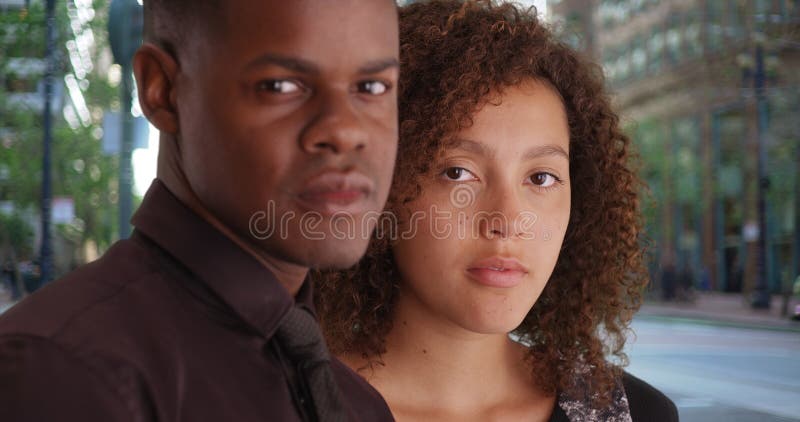 Due professionisti afroamericani posano per un ritratto fuori dell'ufficio fotografia stock libera da diritti Due professionisti afroamericani posano per un ritratto fuori dell'ufficio fotografia stock libera da diritti