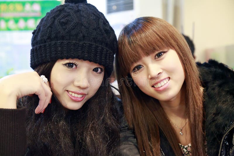 Due ragazze asiatiche immagini stock libere da diritti Due ragazze asiatiche immagini stock libere da diritti