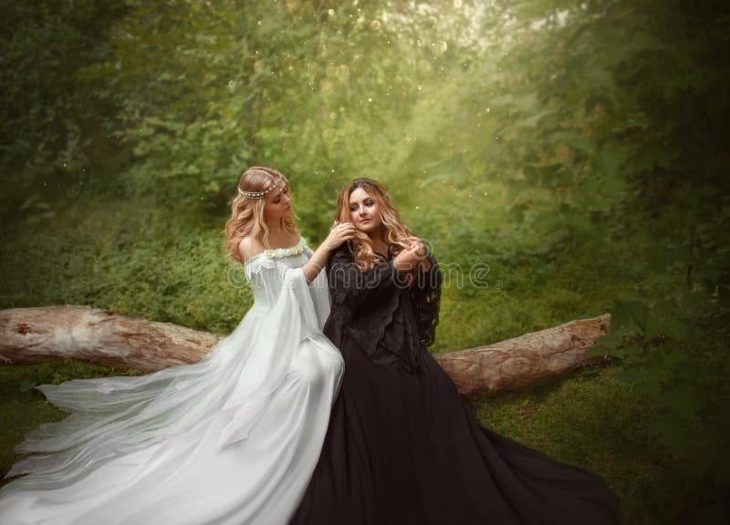 Due ragazze bionde differenti, l'opposto di bianco e magia nera La più giovane sorella intreccia la più vecchia treccia del ` s, immagini stock Due ragazze bionde differenti, l'opposto di bianco e magia nera La più giovane sorella intreccia la più vecchia treccia del ` s, immagini stock