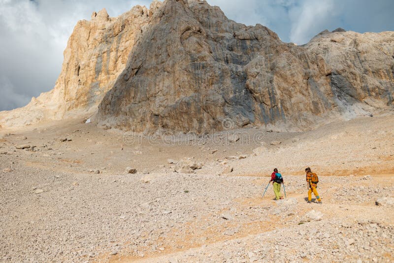 Due ragazze con zaini in escursione. escursionismo e viaggio in montagna immagine stock libera da diritti