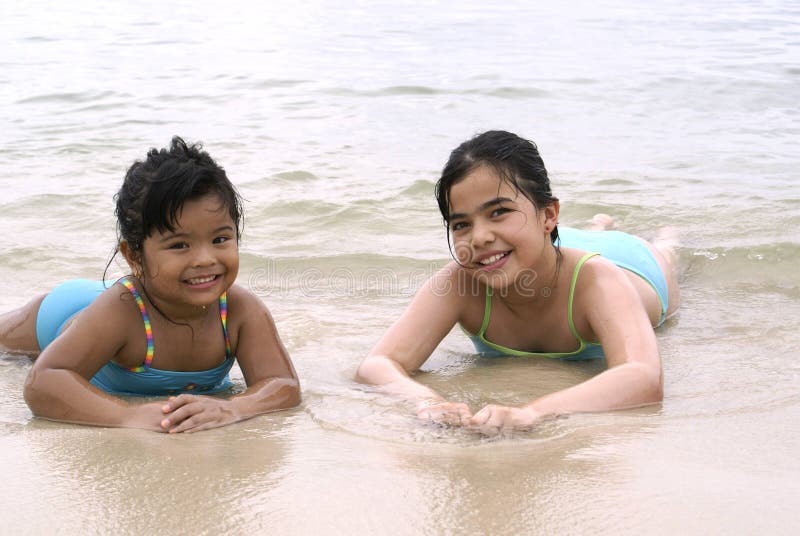 Due Ragazze Sulla Spiaggia Immagine Stock Immagine Di Sorelle 2757885