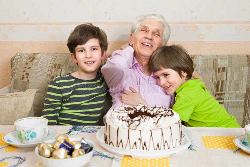 Due ragazzi e l'uomo senior con una festa agglutinano fotografie stock libere da diritti Due ragazzi e l'uomo senior con una festa agglutinano fotografie stock libere da diritti
