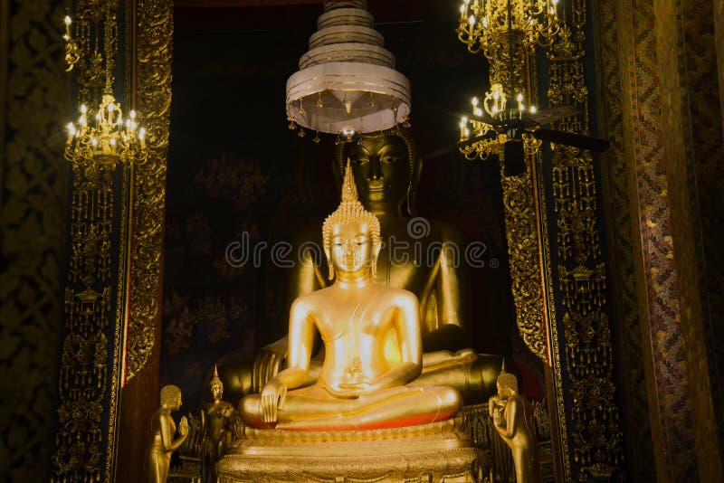 Due sculture di un Buddha messo in un vihan di un tempio buddista Wat Bovornniwet Wihan Bangkok, Tailandia fotografia stock Due sculture di un Buddha messo in un vihan di un tempio buddista Wat Bovornniwet Wihan Bangkok, Tailandia fotografia stock