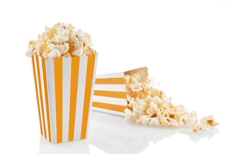 Due secchi di cartone a strisce bianche arancate con popcorn di formaggio saporito isolati su fondo bianco fotografia stock