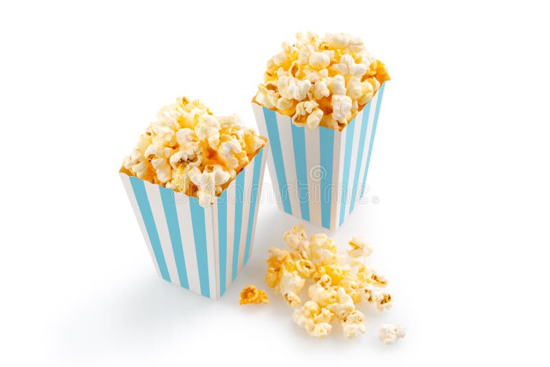 Due secchi di cartone a strisce bianche azzurre con popcorn di formaggio saporito, isolati su fondo bianco fotografia stock