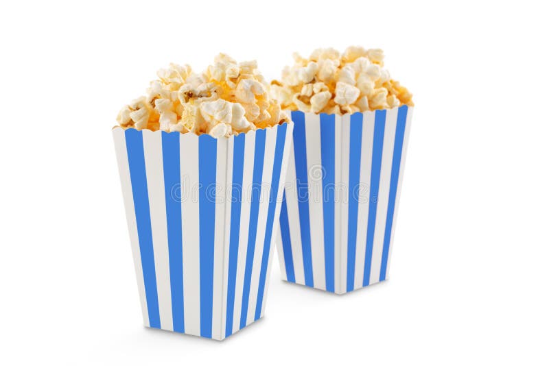 Due secchi di cartone a strisce bianche azzurre con popcorn di formaggio saporito, isolati su fondo bianco immagini stock libere da diritti