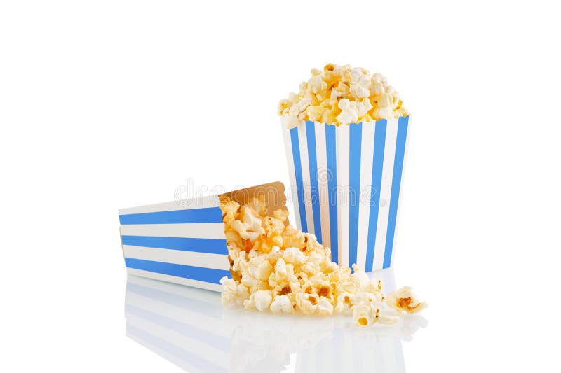 Due secchi di cartone a strisce bianche azzurre con popcorn di formaggio saporito, isolati su fondo bianco fotografia stock