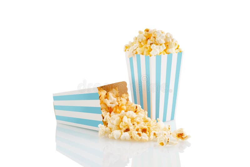 Due secchi di cartone a strisce bianche azzurre con popcorn di formaggio saporito, isolati su fondo bianco fotografie stock libere da diritti