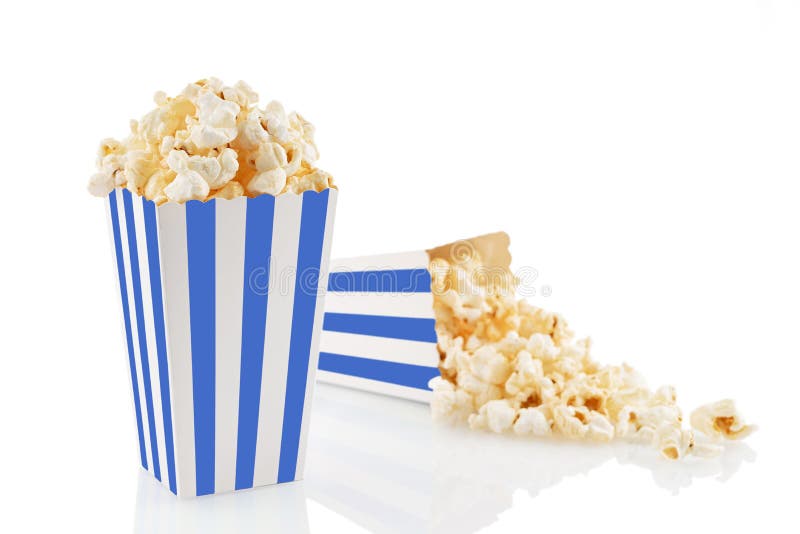 Due secchi di cartone a strisce bianche azzurre con popcorn di formaggio saporito, isolati su fondo bianco immagine stock