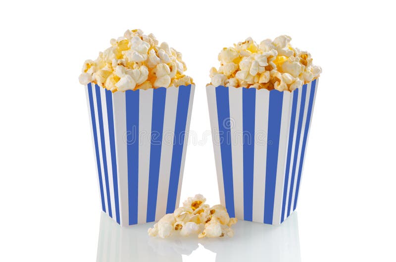 Due secchi di cartone a strisce bianche azzurre con popcorn di formaggio saporito, isolati su fondo bianco fotografia stock
