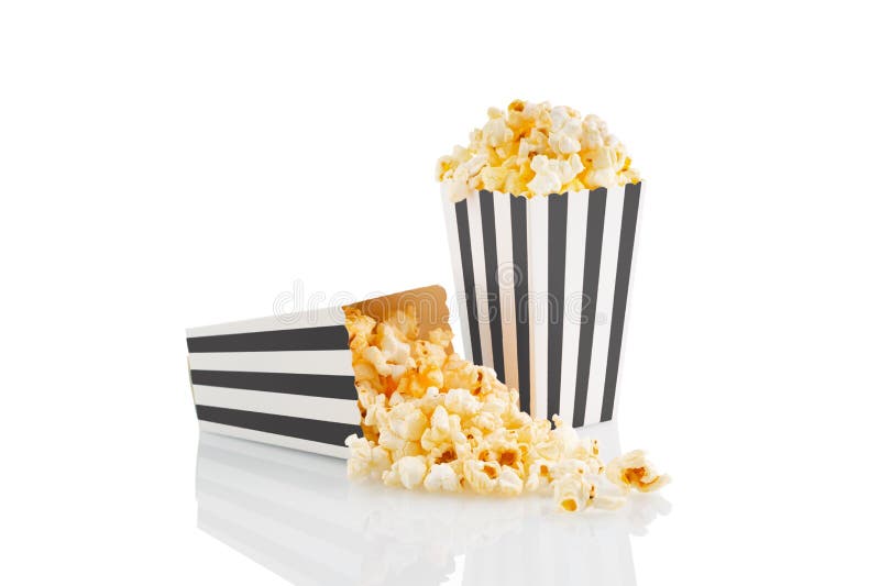 Due secchi di cartone a strisce bianche con popcorn di formaggio gustoso isolati su fondo bianco fotografie stock