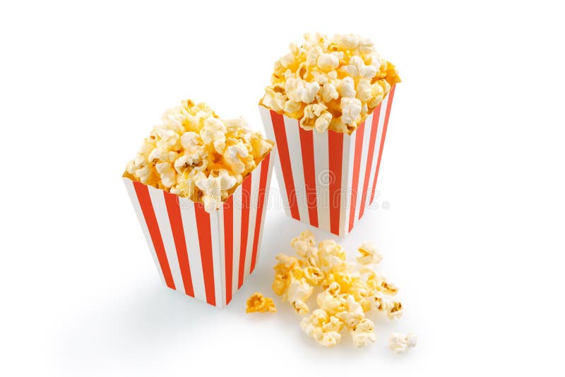 Due secchi di cartone a strisce bianche e rosso con popcorn di formaggio saporito isolati su fondo bianco fotografia stock libera da diritti