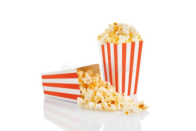 Due secchi di cartone a strisce bianche e rosso con popcorn di formaggio saporito isolati su fondo bianco fotografia stock libera da diritti