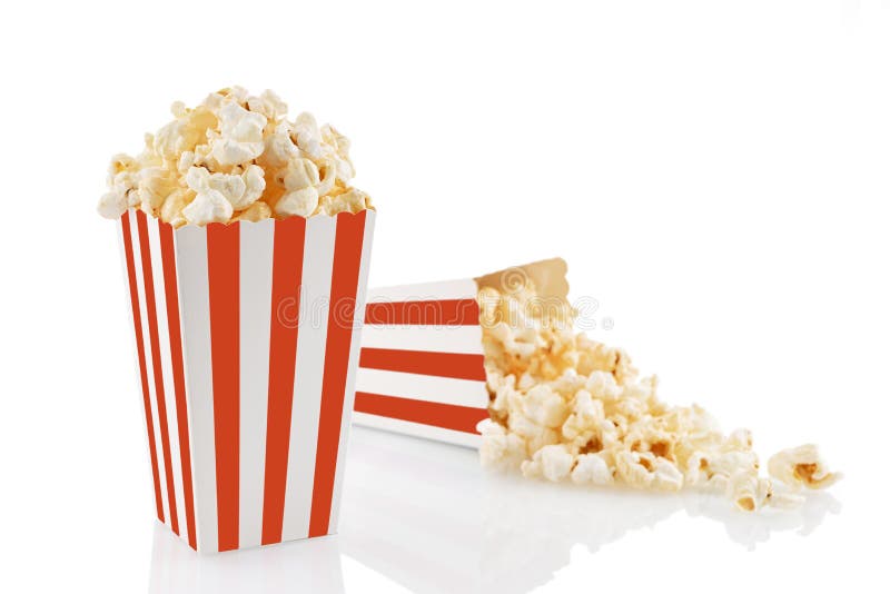 Due secchi di cartone a strisce bianche e rosso con popcorn di formaggio saporito isolati su fondo bianco immagine stock libera da diritti