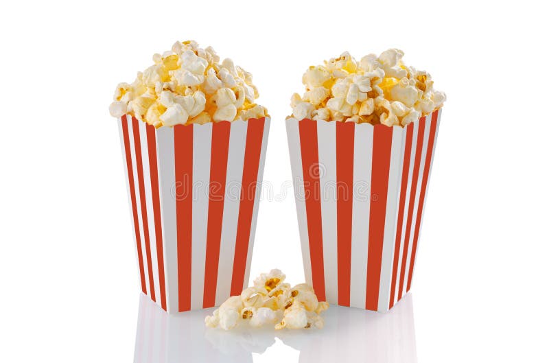 Due secchi di cartone a strisce bianche e rosso con popcorn di formaggio saporito isolati su fondo bianco fotografie stock