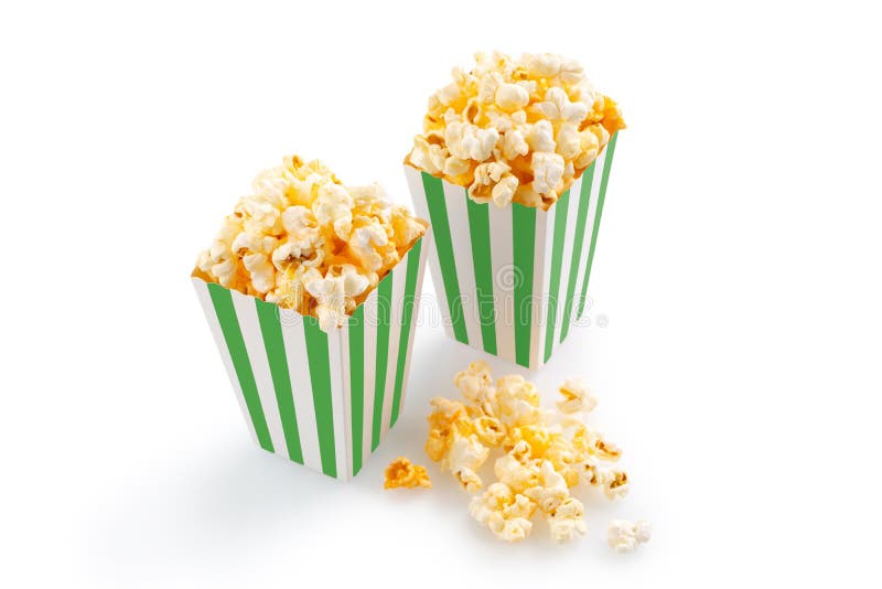 Due secchi di cartone a strisce bianche verdi con popcorn di formaggio saporito isolati su fondo bianco immagine stock