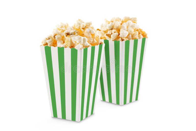 Due secchi di cartone a strisce bianche verdi con popcorn di formaggio saporito isolati su fondo bianco fotografia stock libera da diritti