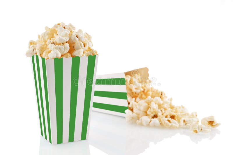 Due secchi di cartone a strisce bianche verdi con popcorn di formaggio saporito isolati su fondo bianco immagine stock libera da diritti