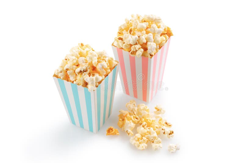 Due secchi di cartone a strisce blu e rosa con popcorn di formaggio gustoso isolati su fondo bianco fotografie stock libere da diritti