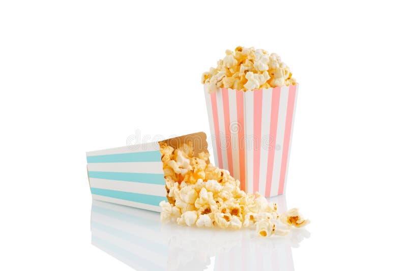 Due secchi di cartone a strisce blu e rosa con popcorn di formaggio gustoso isolati su fondo bianco immagine stock